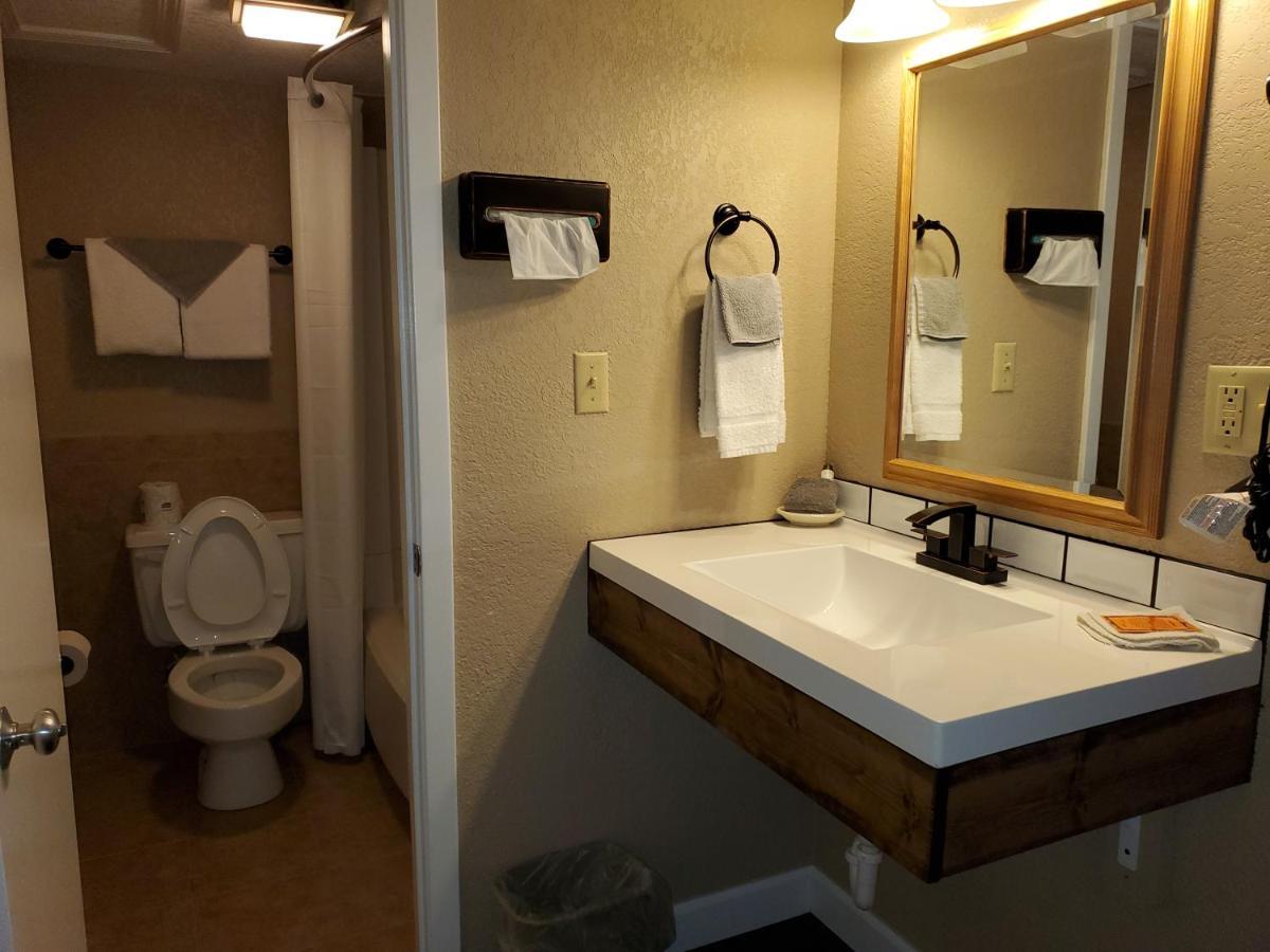 Kansas Country Inn Oakley Bagian luar foto