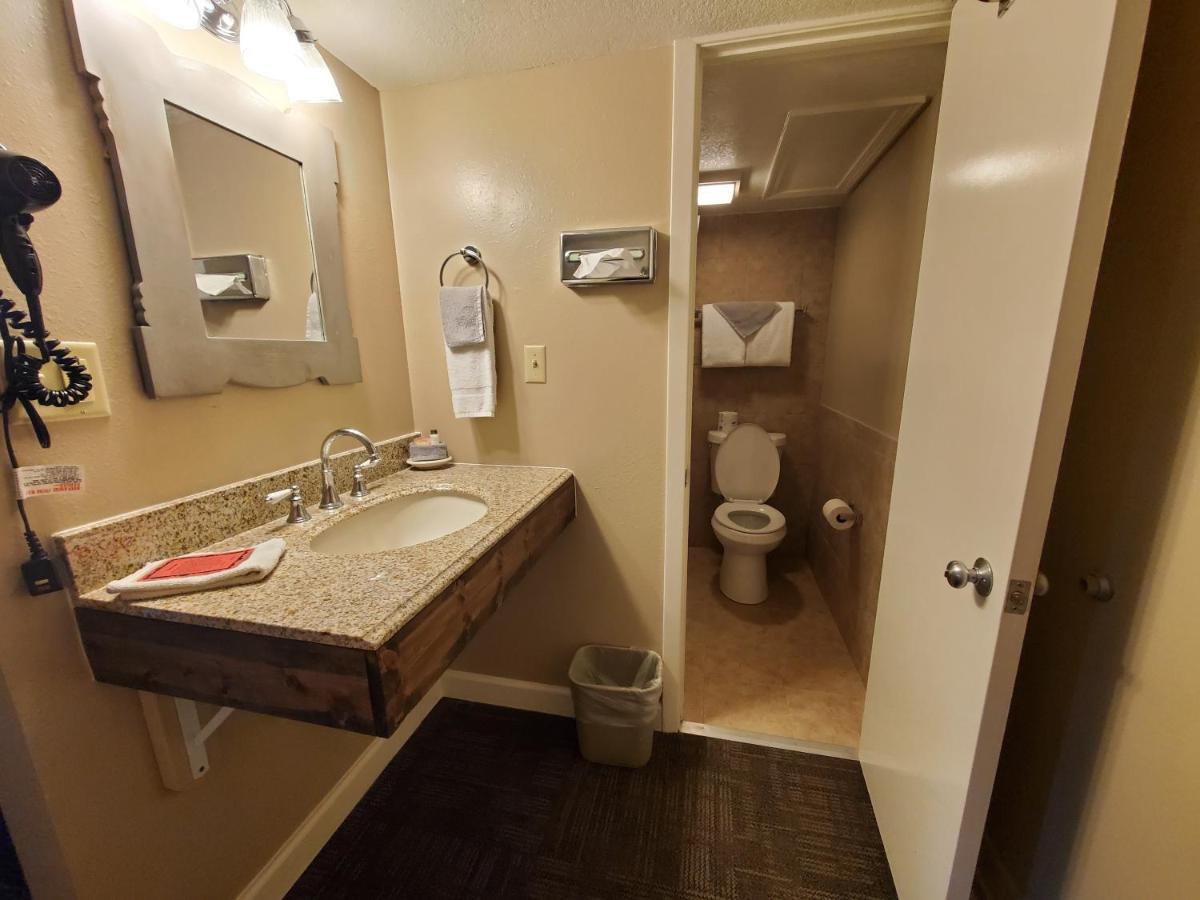 Kansas Country Inn Oakley Bagian luar foto