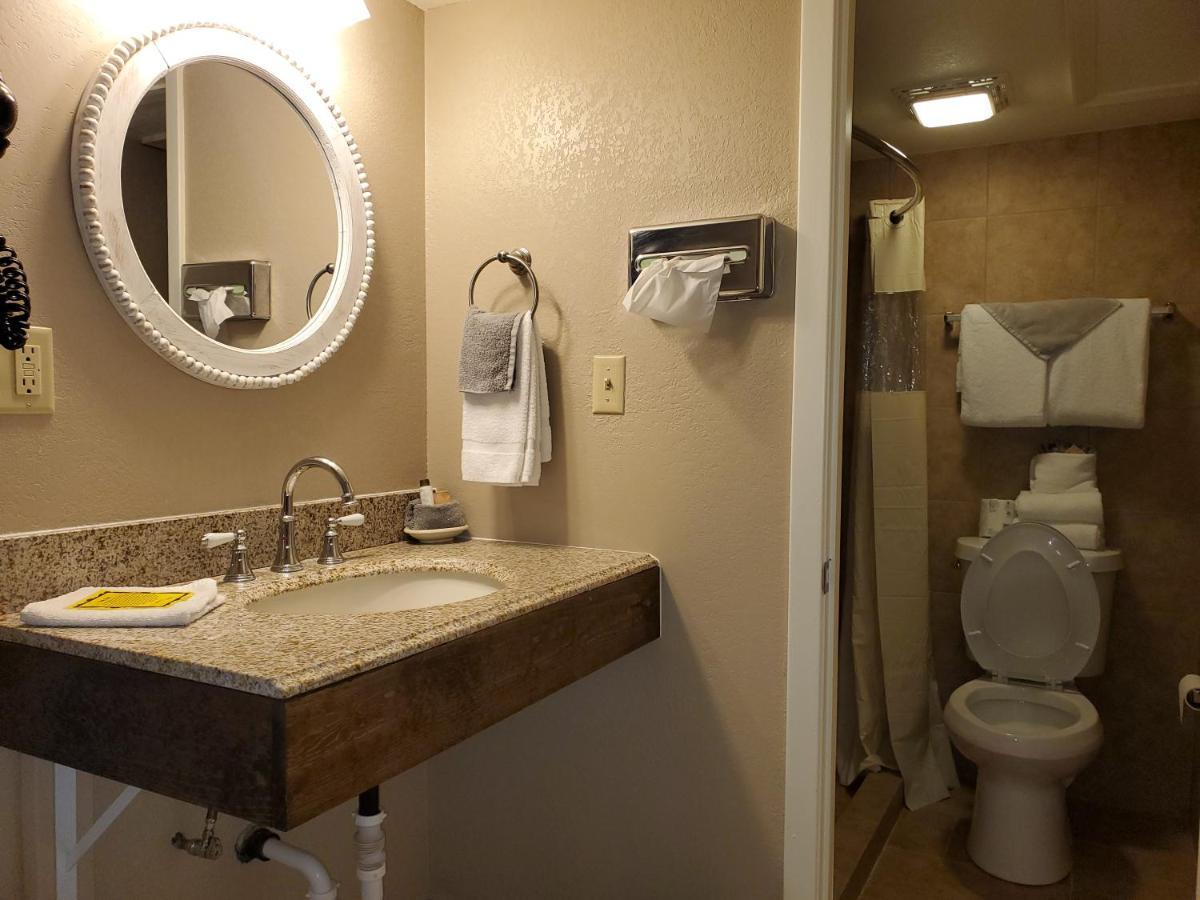 Kansas Country Inn Oakley Bagian luar foto