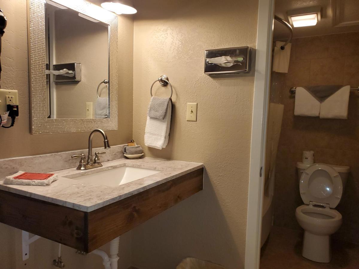 Kansas Country Inn Oakley Bagian luar foto