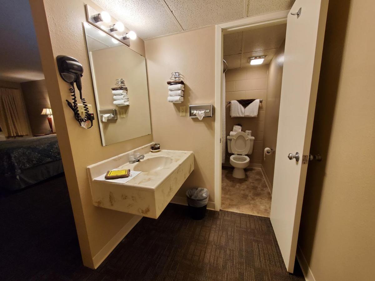 Kansas Country Inn Oakley Bagian luar foto