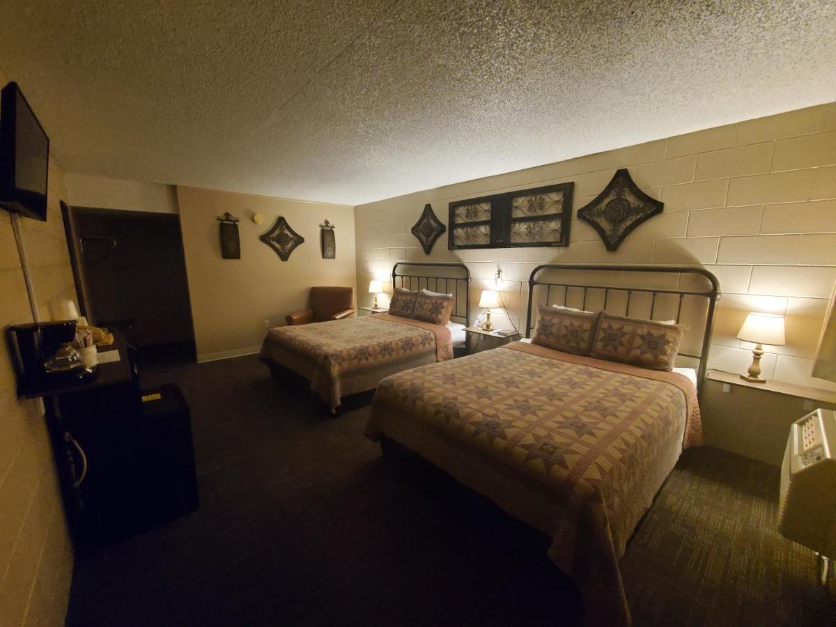 Kansas Country Inn Oakley Bagian luar foto