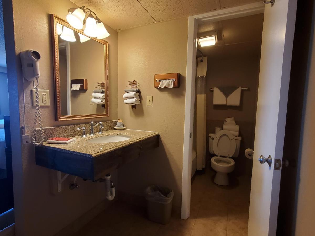 Kansas Country Inn Oakley Bagian luar foto