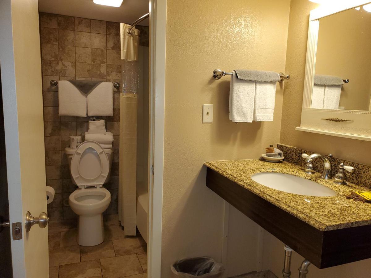 Kansas Country Inn Oakley Bagian luar foto