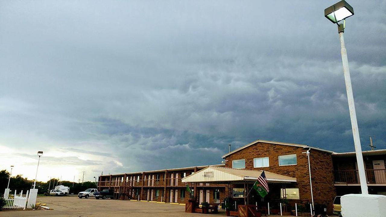 Kansas Country Inn Oakley Bagian luar foto