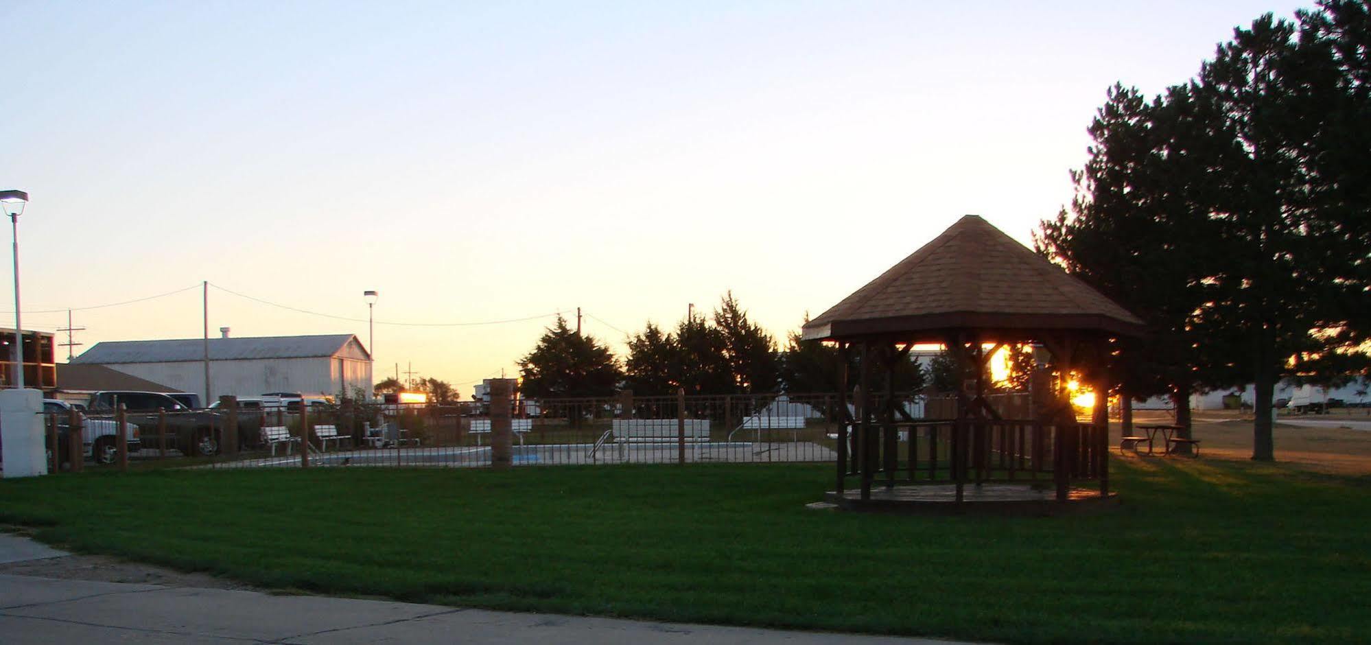 Kansas Country Inn Oakley Bagian luar foto