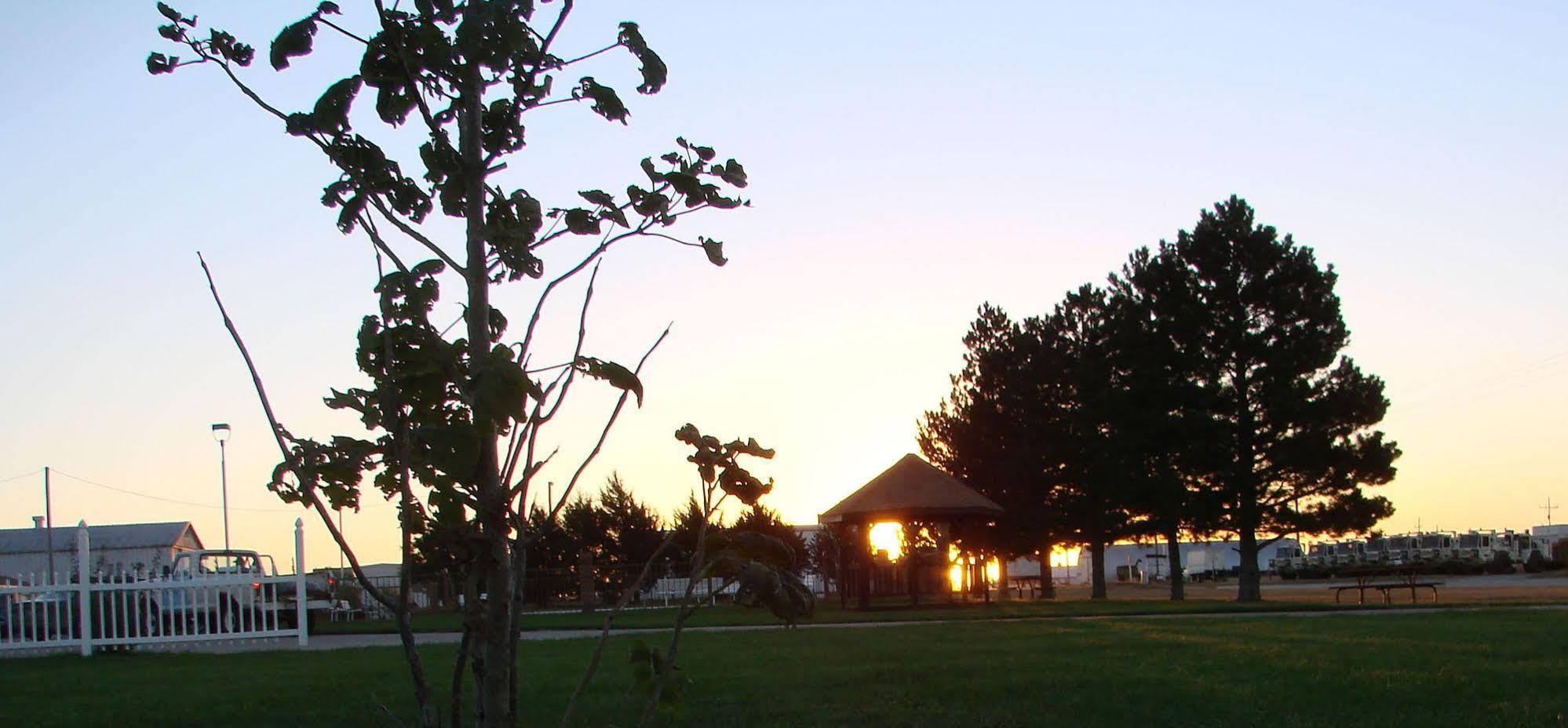 Kansas Country Inn Oakley Bagian luar foto